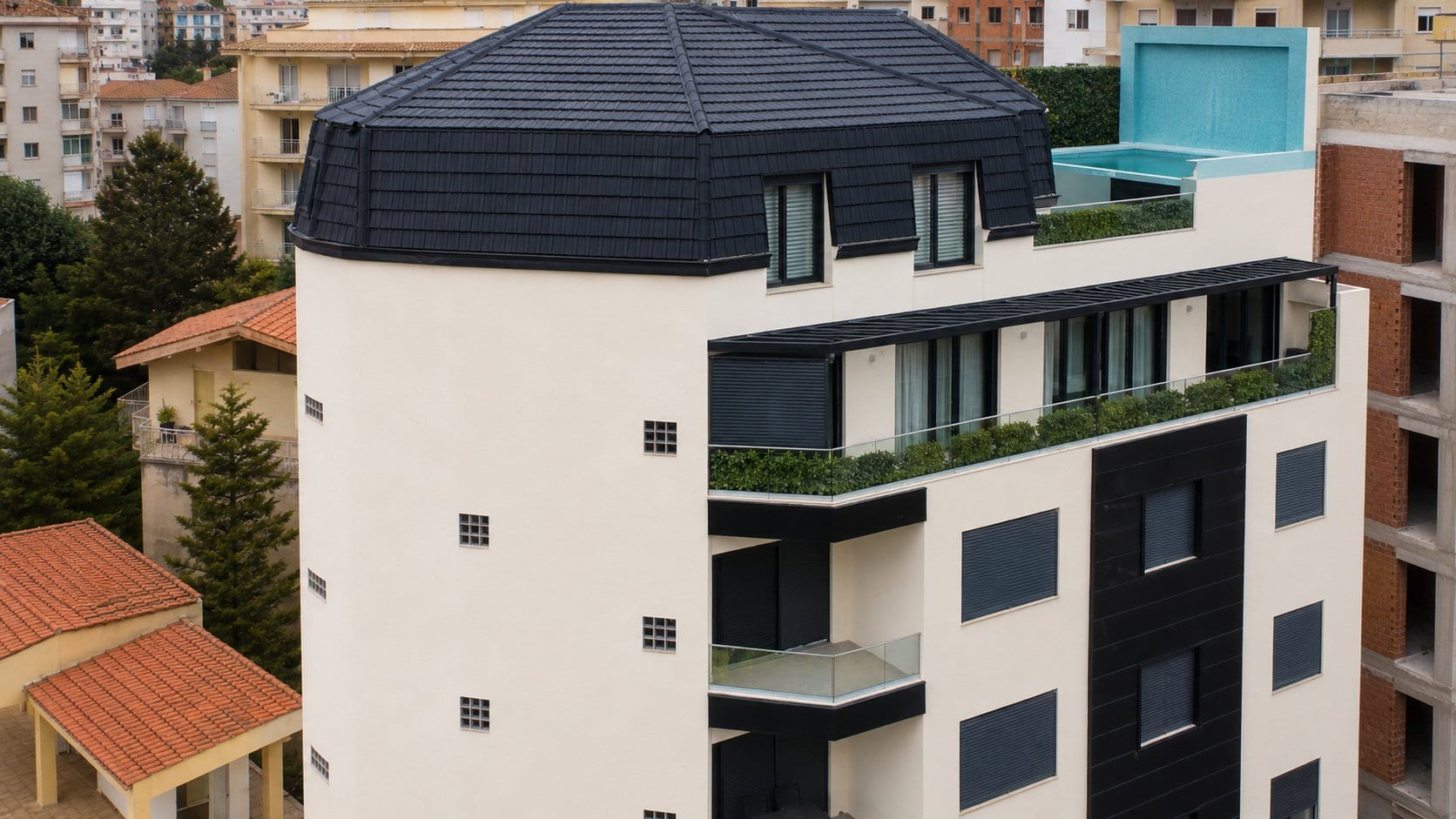 Une façade élégante aux lignes architecturales raffinées, où chaque détail reflète modernité et caractère.