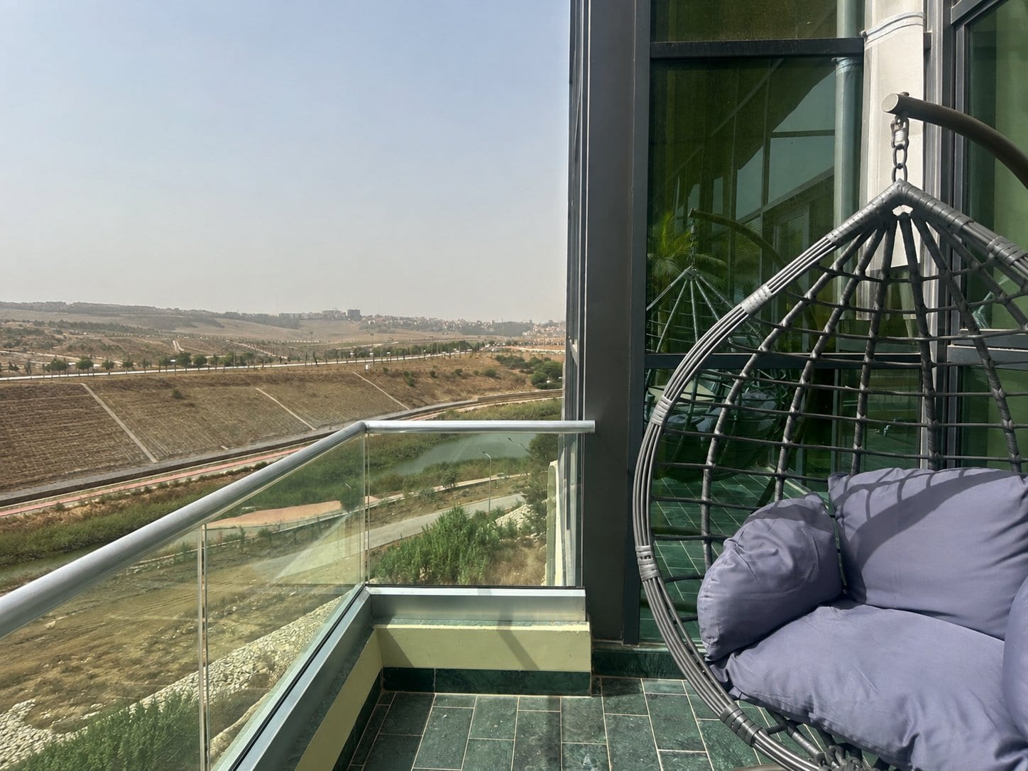 Une terrasse paisible avec une vue dégagée, idéale pour vos moments de détente.