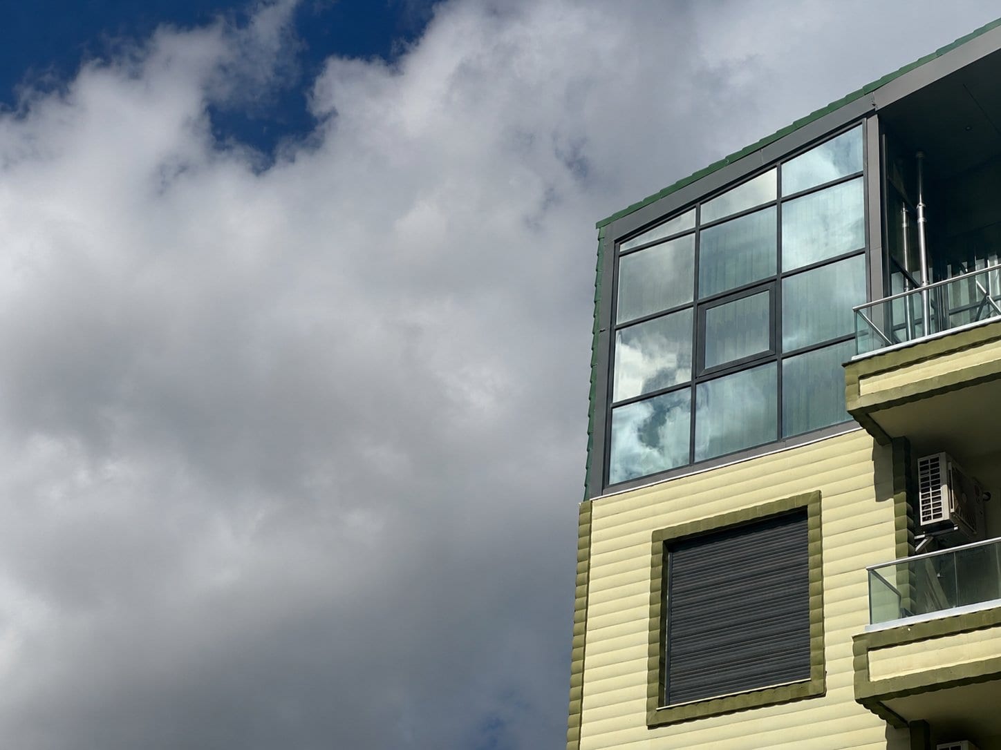 Une architecture contemporaine sublimée par de grandes baies vitrées et des lignes élégantes.